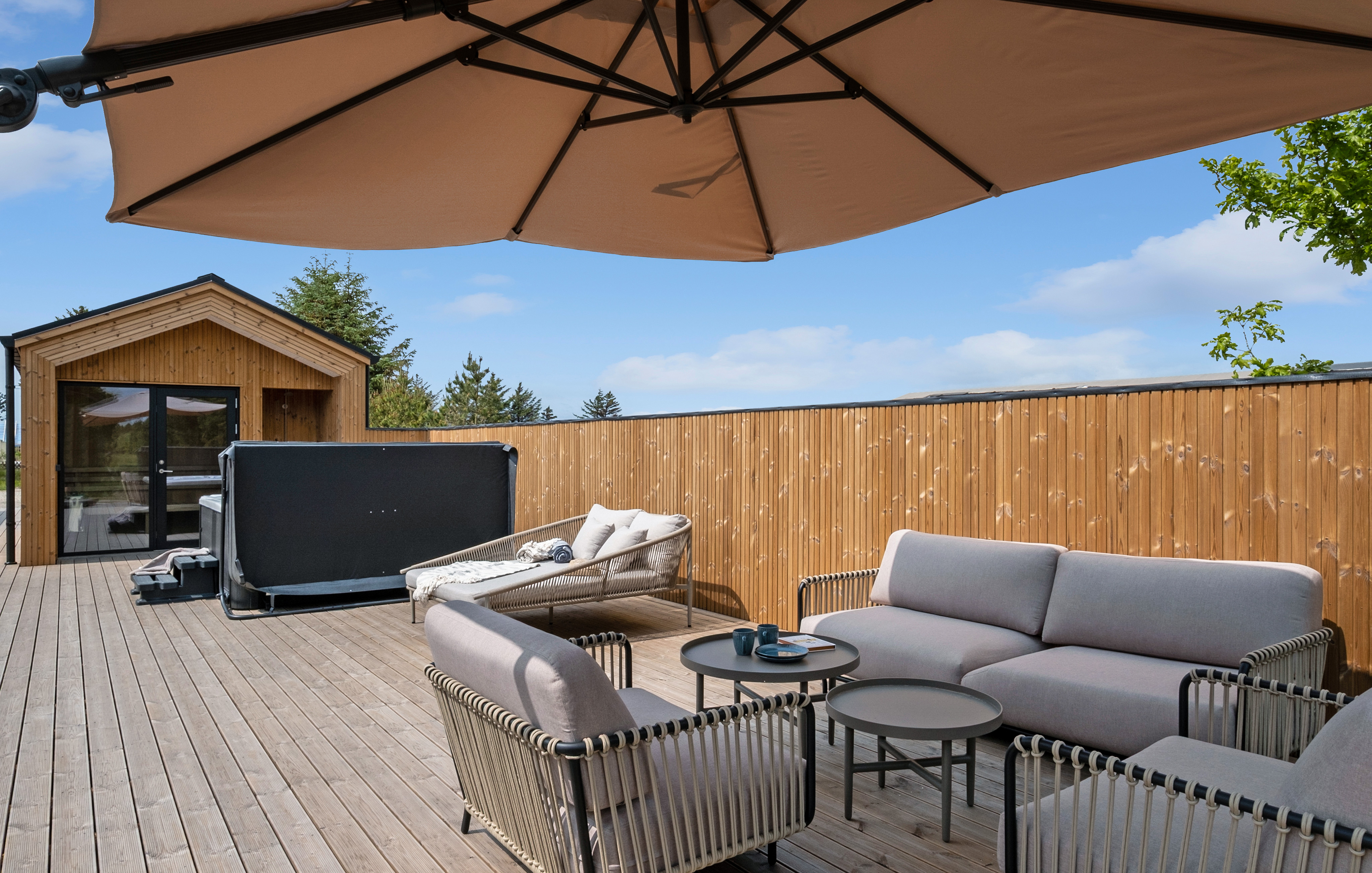 Njut av en grillkväll på terrassen i lyxstuga nr 683 i Nordjylland