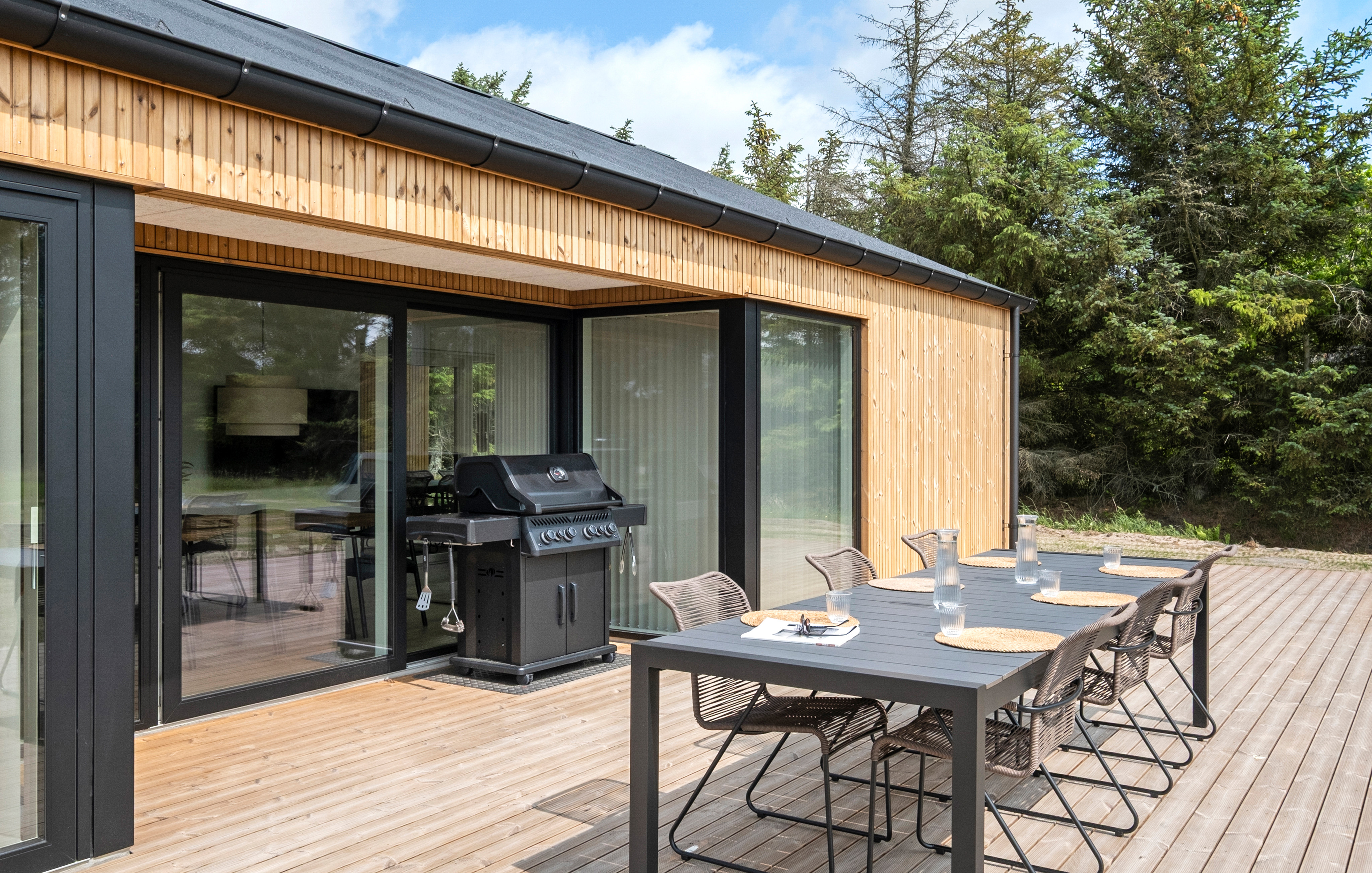 På terrassen i sommarhus nr 683 finns det plats för upp till 10 gäster.