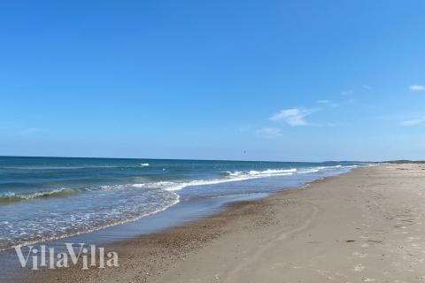 Stranden i närheten av lyxhus 683.