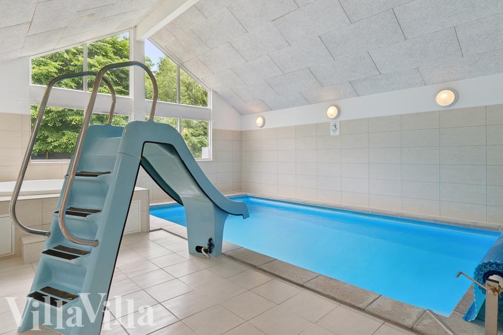 Sommarstuga 320 är inredd med en smakfull poolavdelning som har vattenrutschbana, ett stort inbyggt spapad och bastu