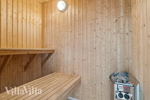 Njut av bastuvärmen i lyxstuga nr 320 för 18 personer