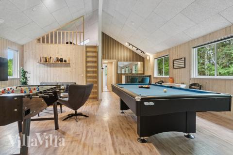 Förutom de många timmar som du kan tillbringa i stugans poolavdelning erbjuder lyxstuga 320 även biljard, bordtennis och dart