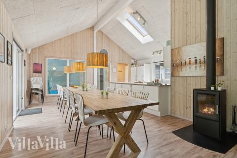 Det stora ljusa vardagsrummet i lyxstuga nr 320 för 18.