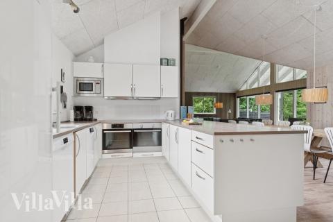 Köket i lyxstuga nr 320 är utrustat så att ni kan laga mat till 18 personer.