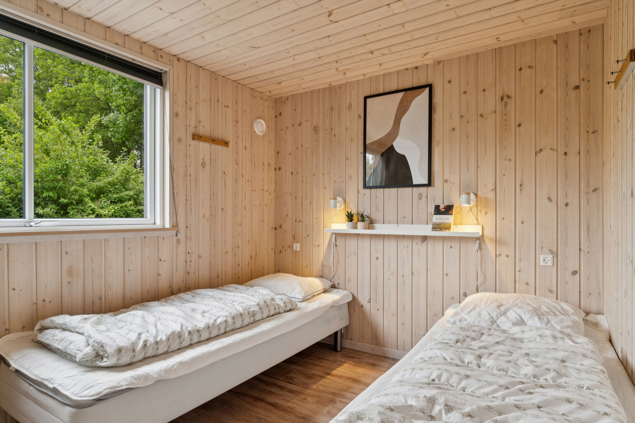 Ett av de 7 utmärkta sovrummen i lyxstuga nr 320 i Østjylland.