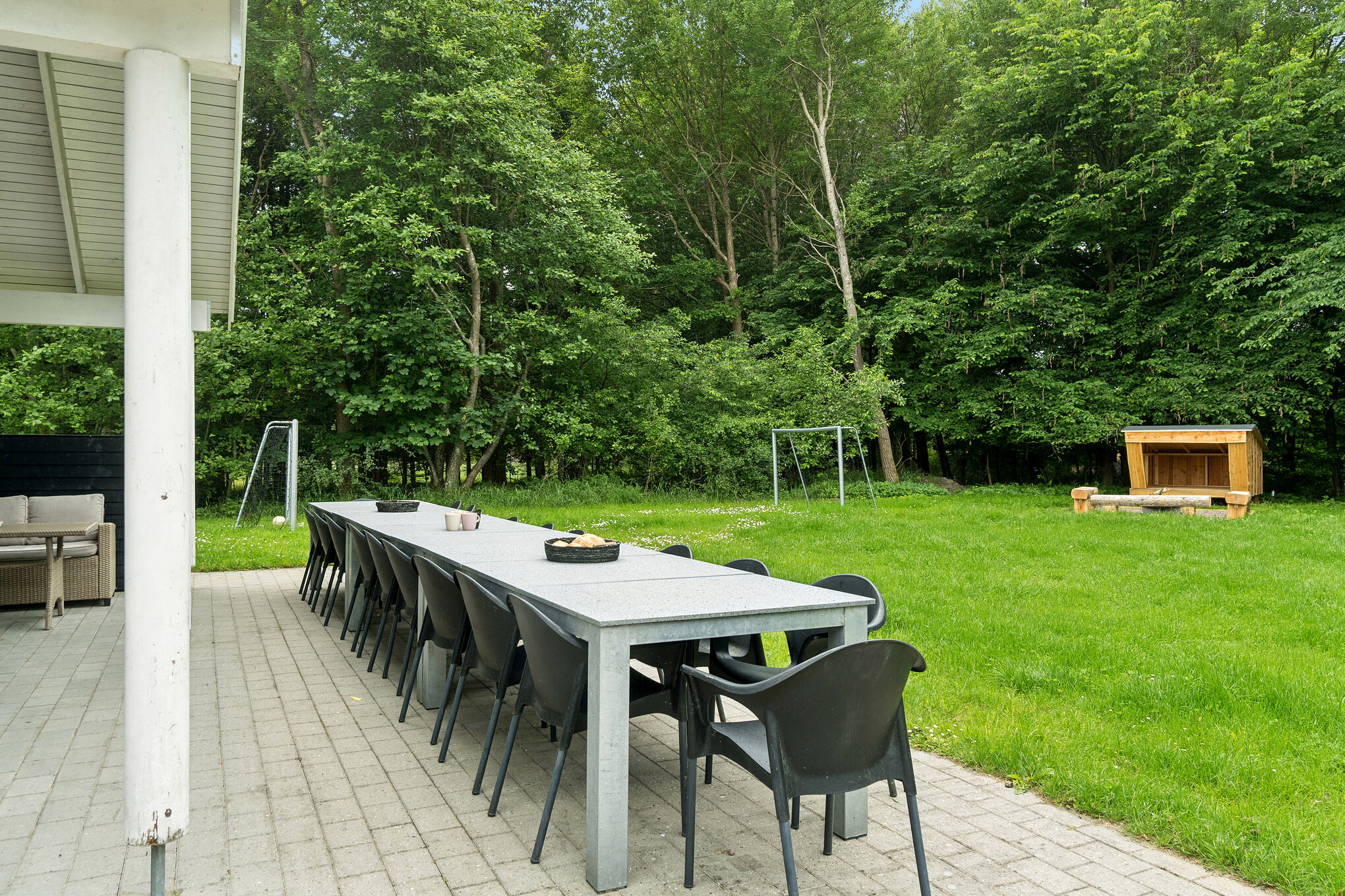 Njut av en grillkväll på terrassen i lyxstuga nr 320 i Østjylland