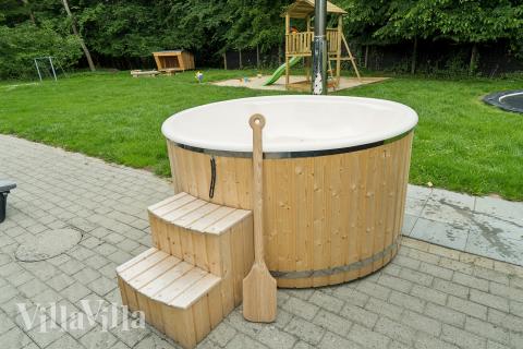 Förutom de många timmar som du kan tillbringa i stugans poolavdelning erbjuder lyxstuga 320 även många utomhusaktiviteter