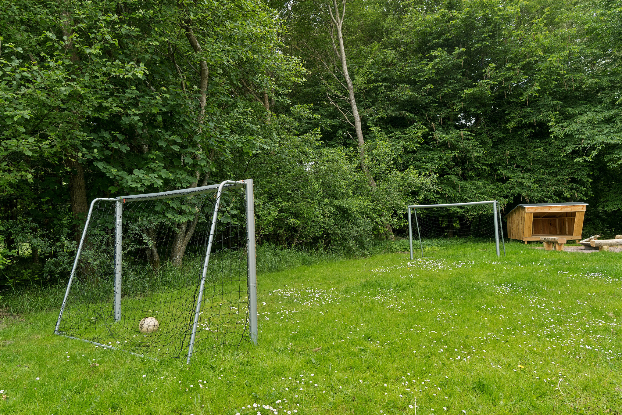 Utomhusaktiviteter kring sommarhus nr 320.
