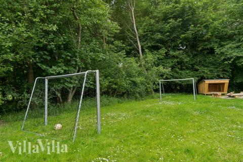 Utomhusaktiviteter kring sommarhus nr 320.