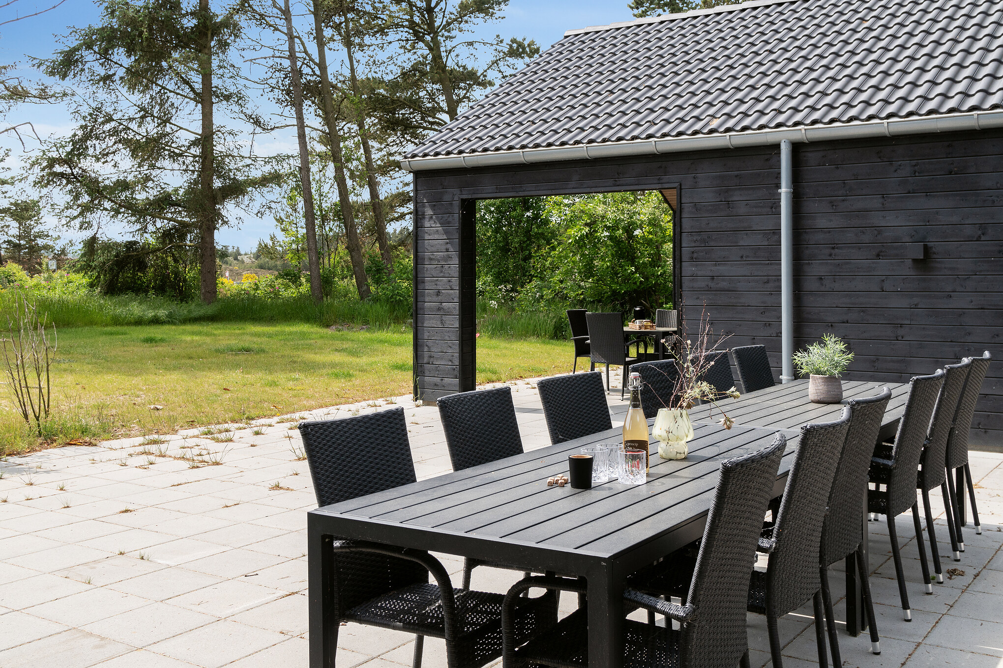 Lyxstuga nr 627 har en härlig terrass med sköna trädgårdsmöbler för 20 personer.