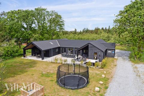 Den praktfulla poolstugan nr 627 med plats för 20 personer ligger i Vestjylland