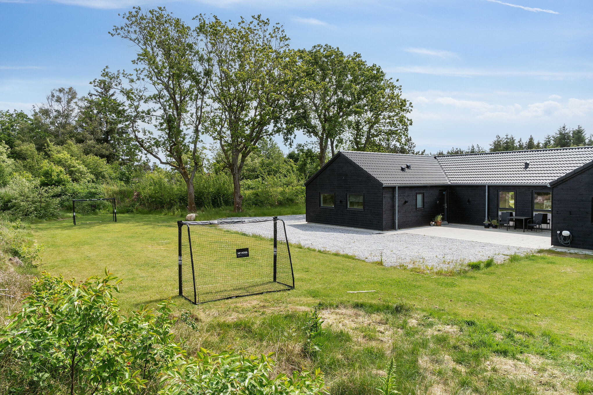Till den trevliga sommarstugan nr 627 i Vestjylland erbjuds en mängd utomhusaktiviteter, t.ex. lektorn och gungor