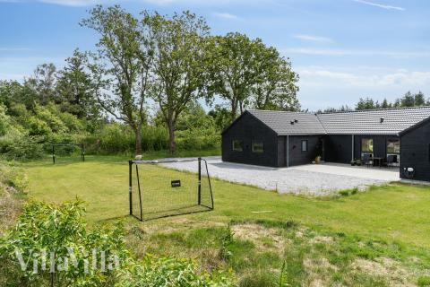 Till den trevliga sommarstugan nr 627 i Vestjylland erbjuds en mängd utomhusaktiviteter, t.ex. lektorn och gungor