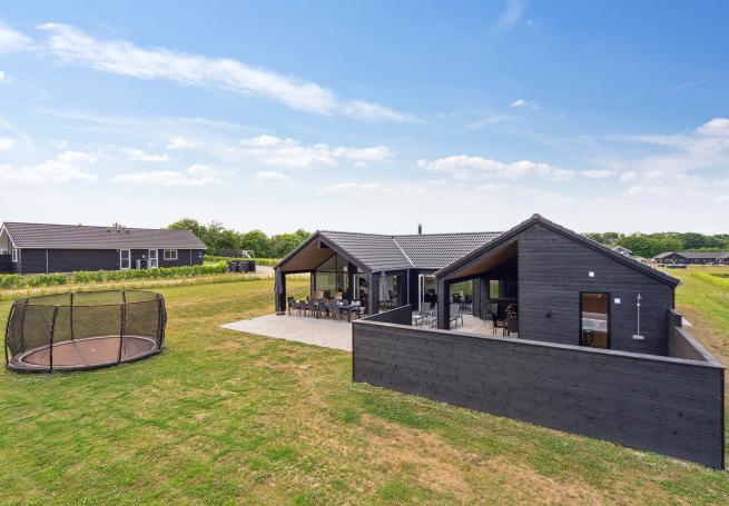 Den praktfulla poolstugan nr 632 med plats för 18 personer ligger i Sydjylland