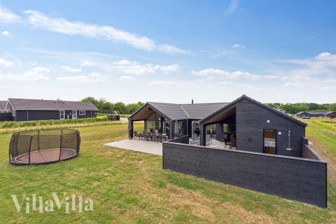 Den praktfulla poolstugan nr 632 med plats för 18 personer ligger i Sydjylland