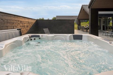 Njut av spabadets värme i lyxstuga nr 632 i Sydjylland