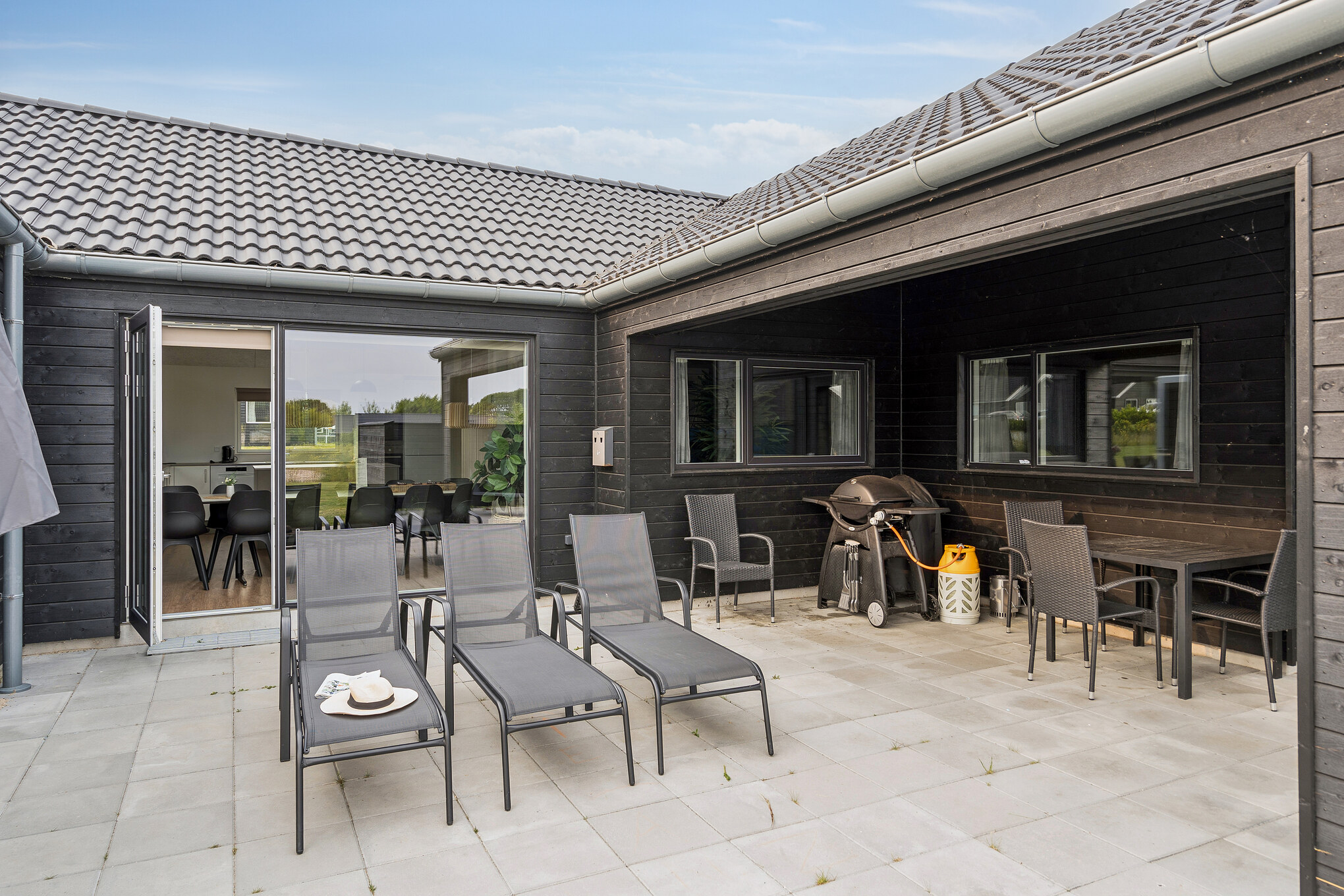 Njut av en grillkväll på terrassen i lyxstuga nr 632 i Sydjylland