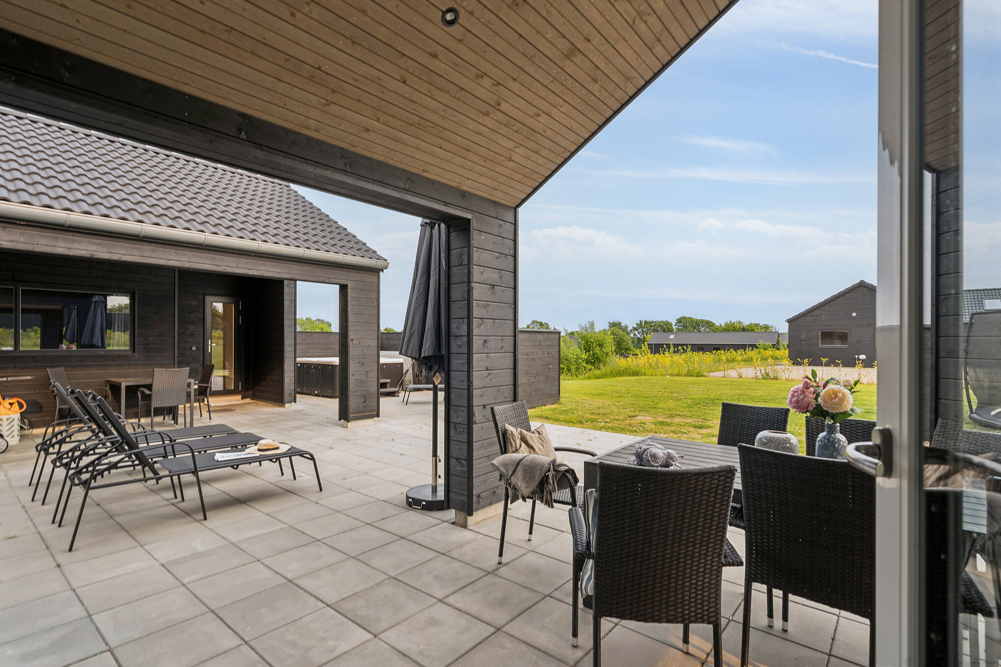 På terrassen i sommarhus nr 632 finns det plats för upp till 18 gäster.