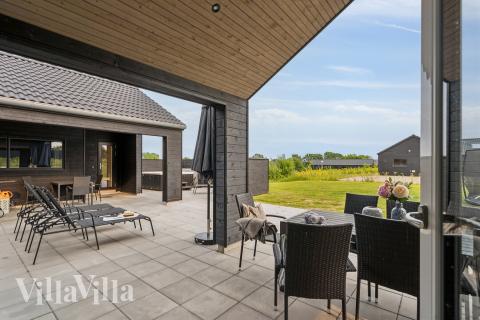 På terrassen i sommarhus nr 632 finns det plats för upp till 18 gäster.