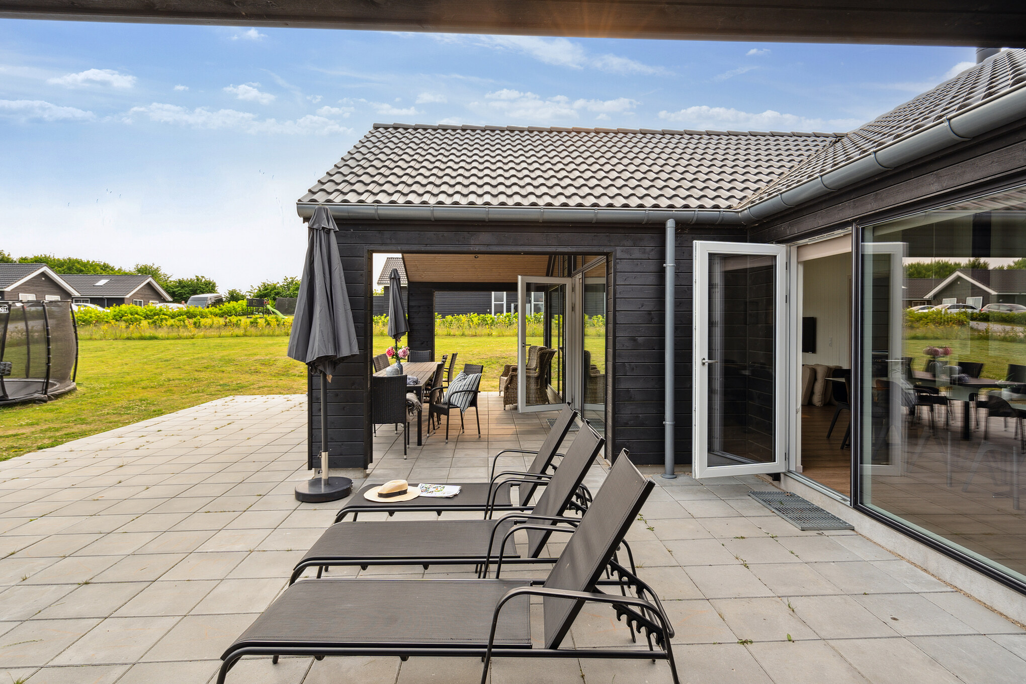 Stor terrass i lyxstuga nr 632 i Sydjylland.