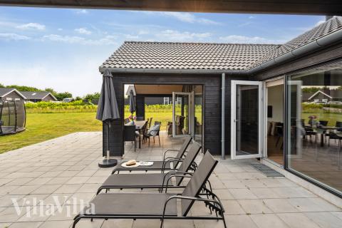 Stor terrass i lyxstuga nr 632 i Sydjylland.