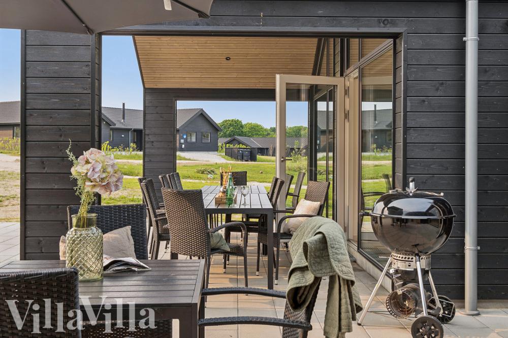 Lyxstuga nr 662 har en härlig terrass med sköna trädgårdsmöbler för 18 personer.