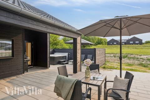 Njut av en grillkväll på terrassen i lyxstuga nr 662 i Sydjylland