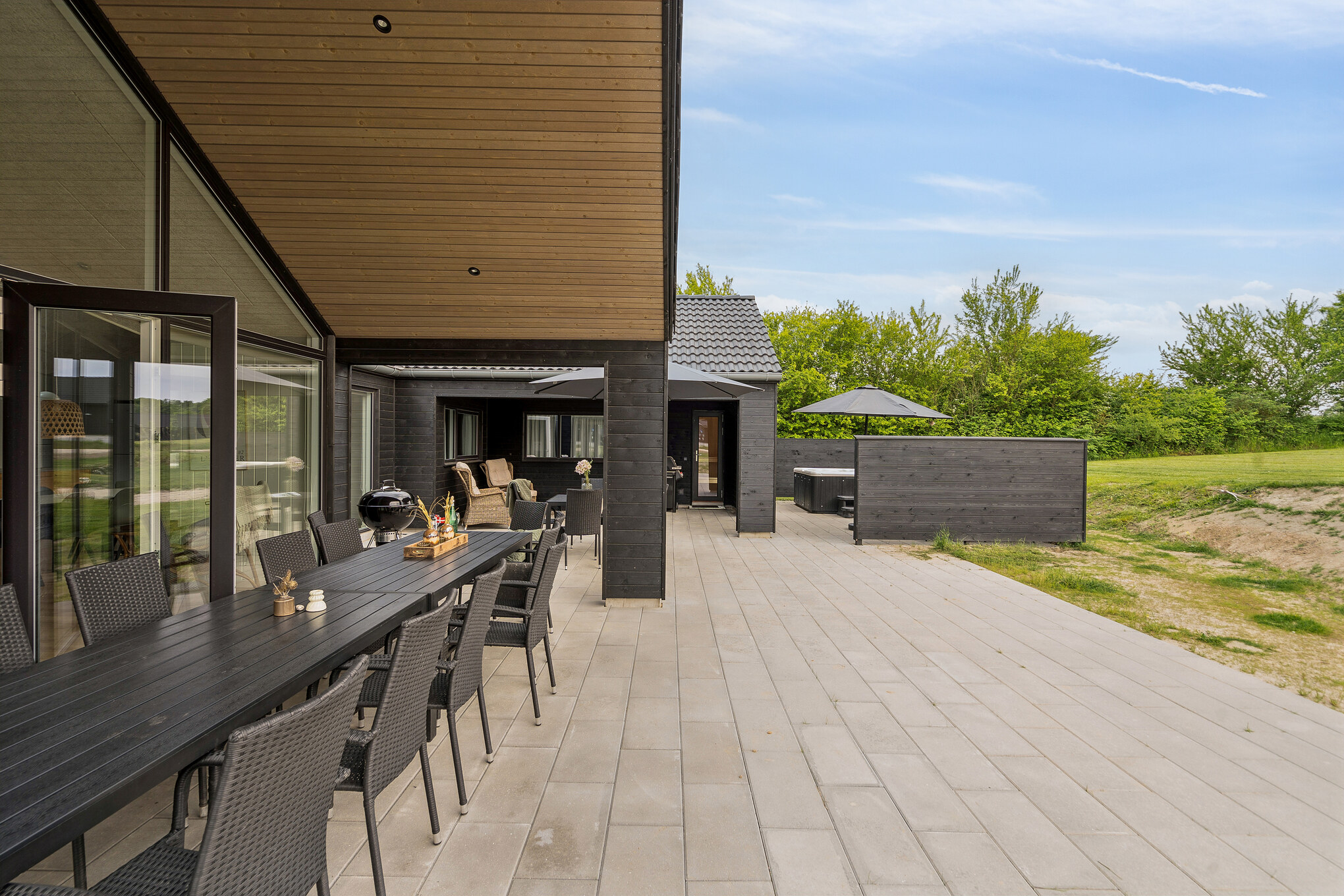På terrassen i sommarhus nr 662 finns det plats för upp till 18 gäster.