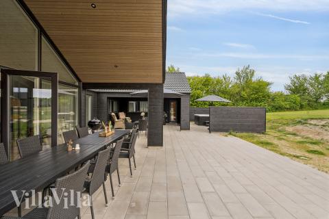 På terrassen i sommarhus nr 662 finns det plats för upp till 18 gäster.