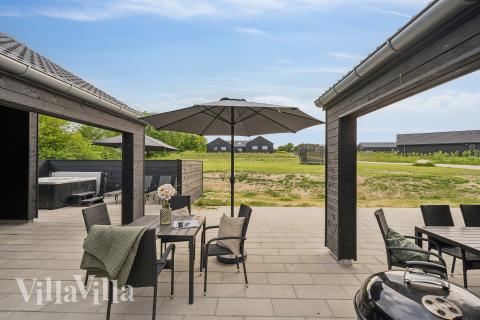 Stor terrass i lyxstuga nr 662 i Sydjylland.