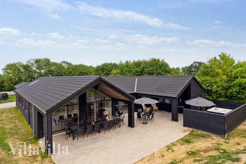 Den praktfulla poolstugan nr 662 med plats för 18 personer ligger i Sydjylland