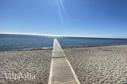 Stranden i närheten av lyxhus 662.