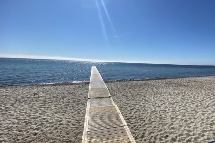 Stranden i närheten av lyxhus 662.
