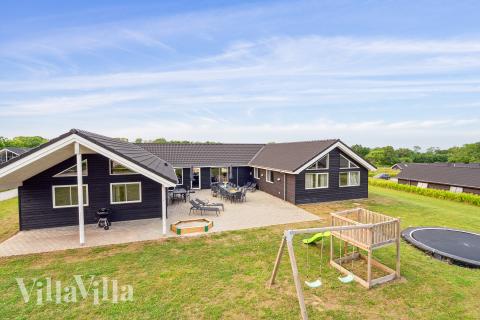 Lyxstuga nr 508 har en härlig terrass med sköna trädgårdsmöbler för 20 personer.