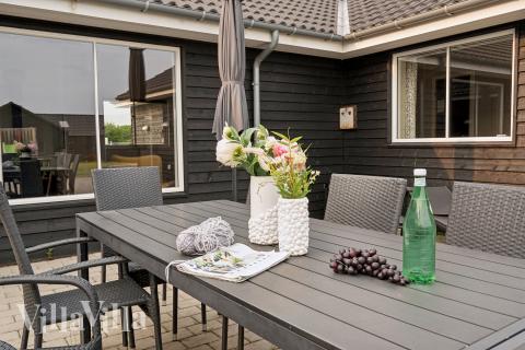 Njut av en grillkväll på terrassen i lyxstuga nr 508 i Sydjylland