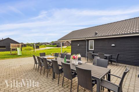 På terrassen i sommarhus nr 508 finns det plats för upp till 20 gäster.