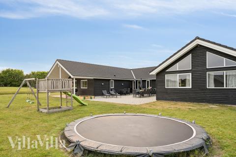 Stor terrass i lyxstuga nr 508 i Sydjylland.