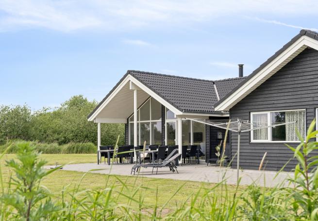 Den praktfulla poolstugan nr 459 med plats för 16 personer ligger i Lolland/Falster/Møn