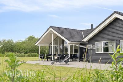 Den praktfulla poolstugan nr 459 med plats för 16 personer ligger i Lolland/Falster/Møn