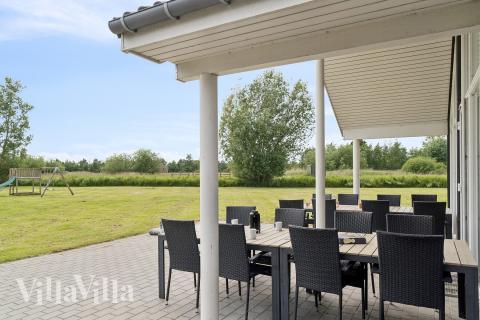 Lyxstuga nr 459 har en härlig terrass med sköna trädgårdsmöbler för 16 personer.