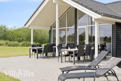 Njut av en grillkväll på terrassen i lyxstuga nr 459 i Lolland/Falster/Møn