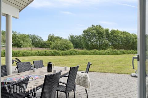 På terrassen i sommarhus nr 459 finns det plats för upp till 16 gäster.