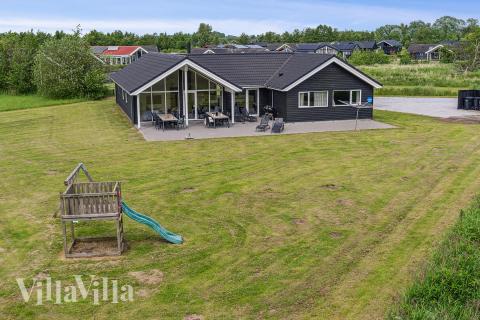 I Lolland/Falster/Møn ligger detta vackra poolhus nr 459 med plats för 16 personer.