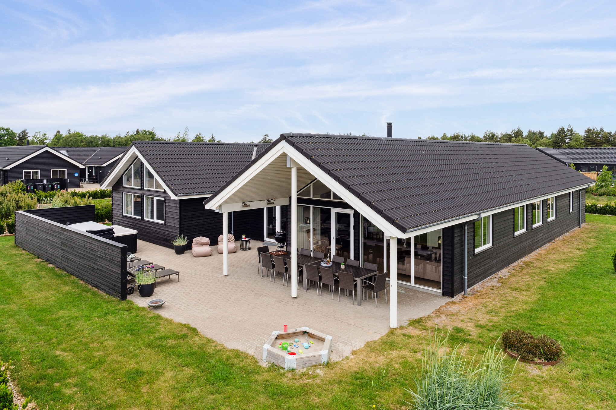 Den praktfulla poolstugan nr 458 med plats för 18 personer ligger i Vestjylland