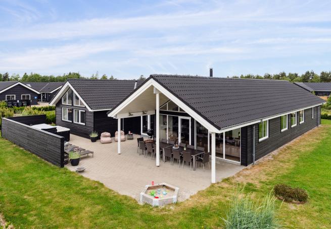 Den praktfulla poolstugan nr 458 med plats för 18 personer ligger i Vestjylland
