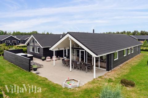 Den praktfulla poolstugan nr 458 med plats för 18 personer ligger i Vestjylland