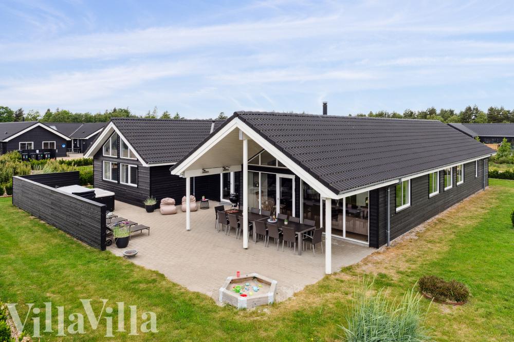 Den praktfulla poolstugan nr 458 med plats för 18 personer ligger i Vestjylland