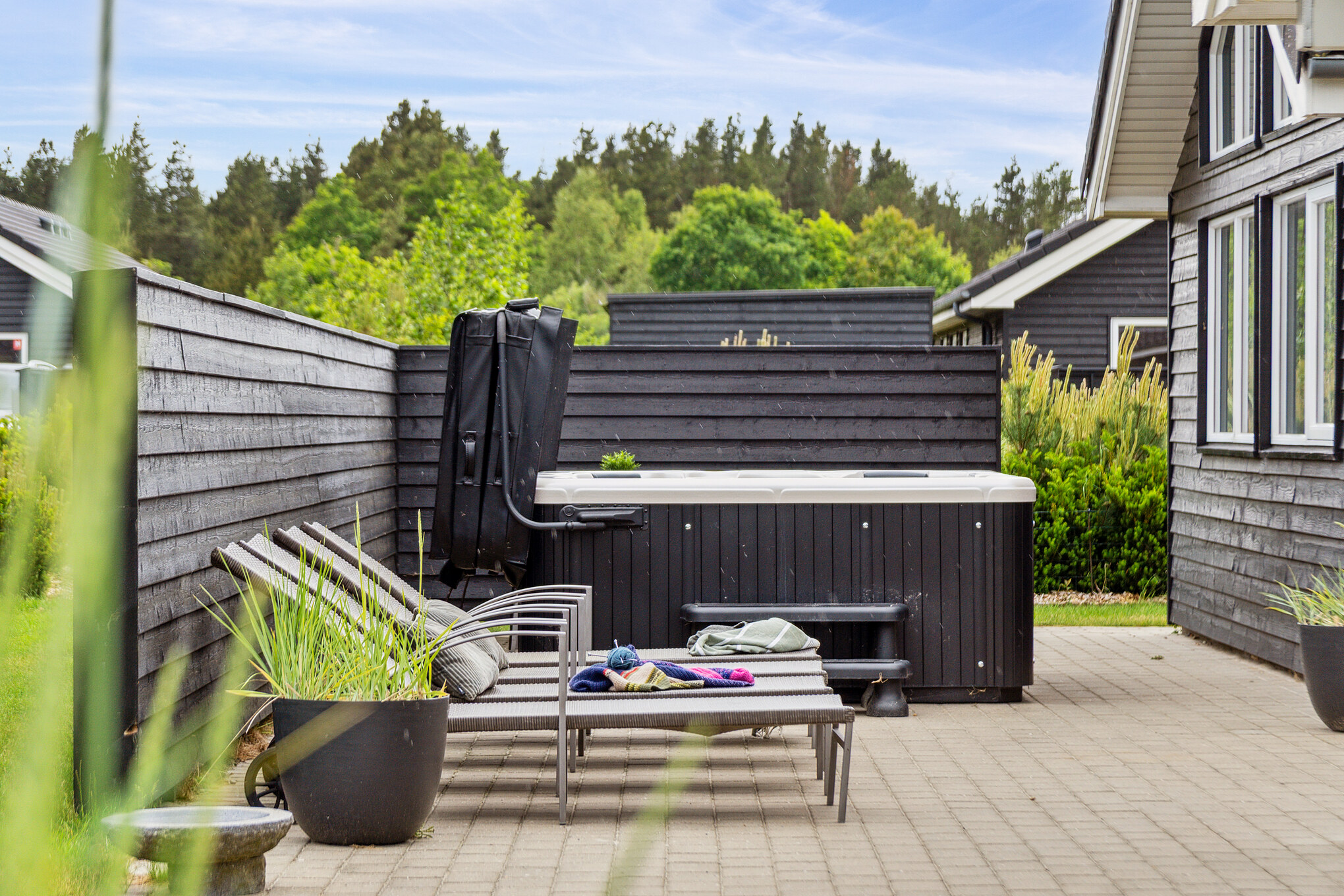 Njut av spabadets värme i lyxstuga nr 458 i Vestjylland