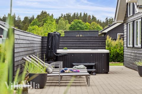 Njut av spabadets värme i lyxstuga nr 458 i Vestjylland