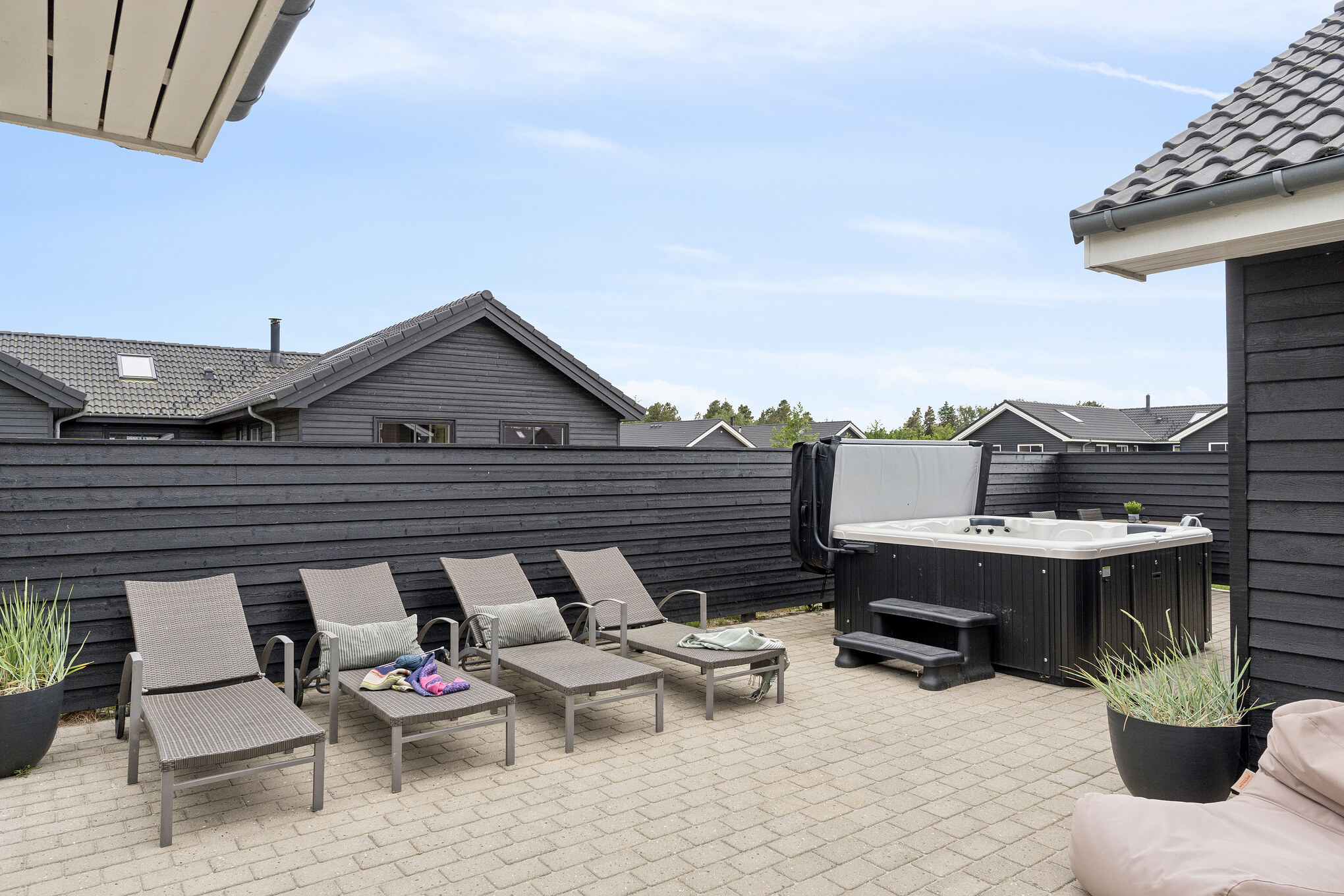 Lyxstuga nr 458 har en härlig terrass med sköna trädgårdsmöbler för 18 personer.